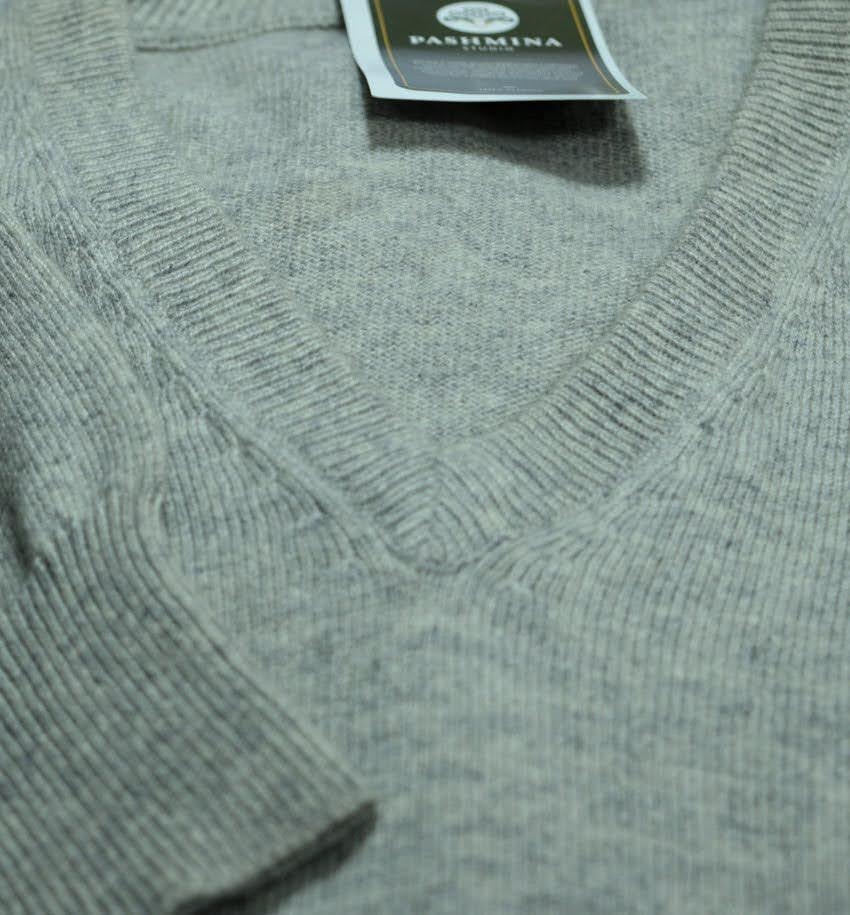 Grey knitted cashmere sweater with a sewn-in woven label
