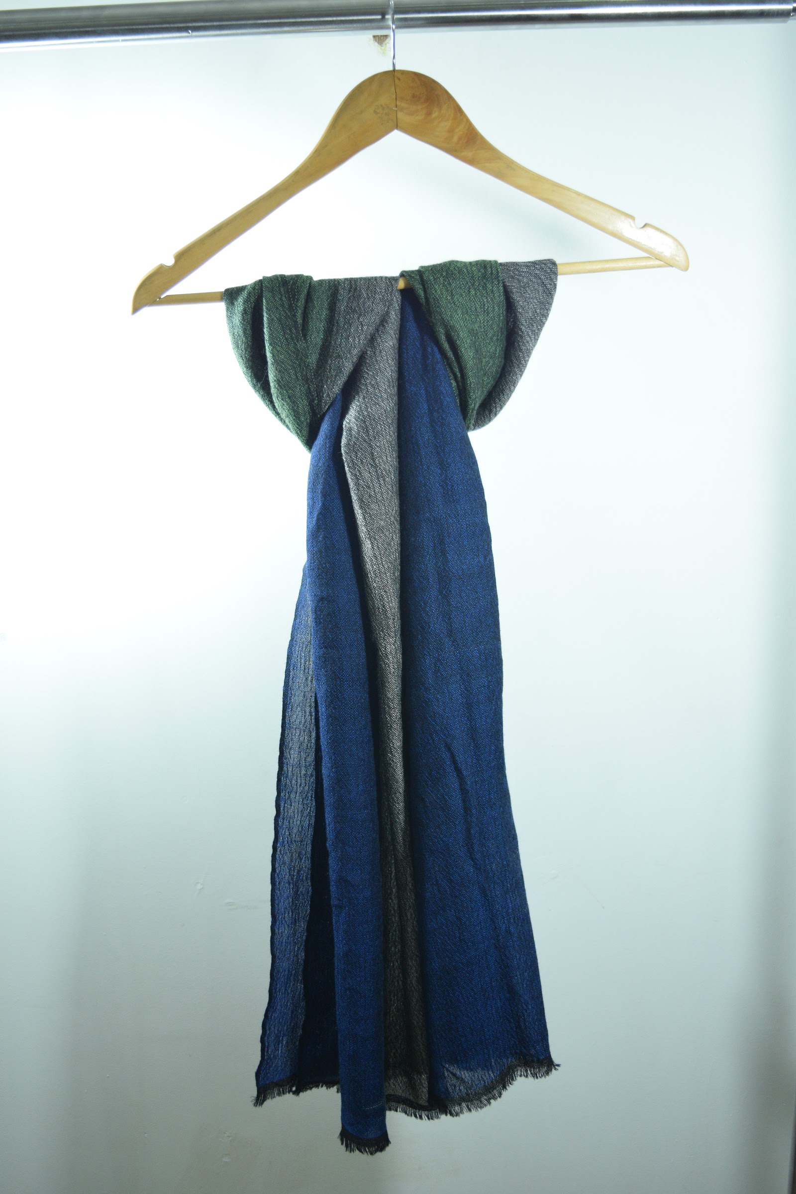 Reversible woven cashmere scarf, navy on one side and grey on the other